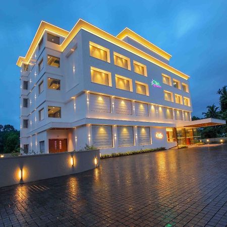 Park Residency Ayarkunnam Hotel Pullappalli Exterior photo